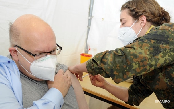 Німеччина вакцинувала від COVID вже 15% населення