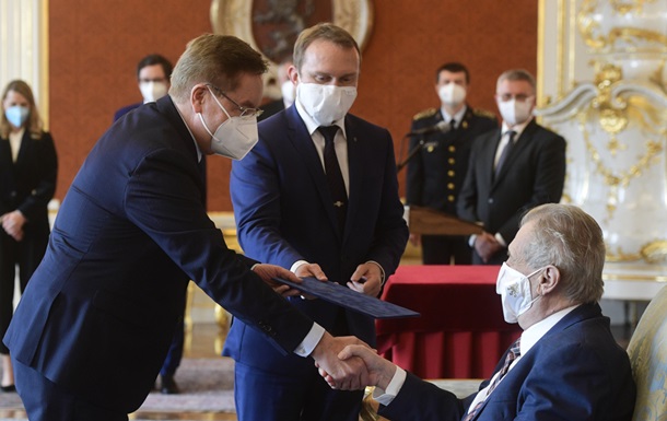 Президент Чехії почав пересуватися в інвалідному кріслі