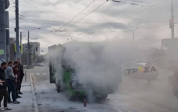 В Харькове загорелась маршрутка с пассажирами