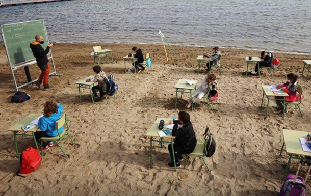 Одна зі шкіл в Іспанії проводить уроки на пляжі
