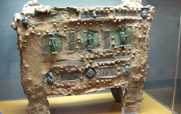 Знайдено стародавній сейф з унікальними прикрасами