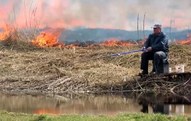 Белорусского рыбака не испугал пожар