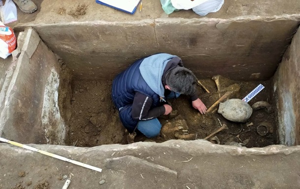 В полі на Тернопільщині знайшли стародавні артефакти