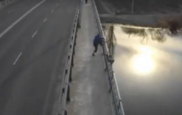 В Виннице пьяный пытался на спор прыгнуть с моста 