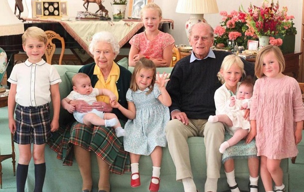 Опубліковано рідкісні фото принца Філіпа в колі сім ї