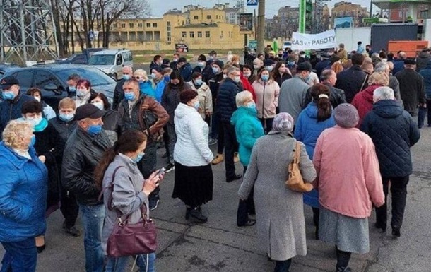 В Харькове работники авиазавода перекрыли дорогу