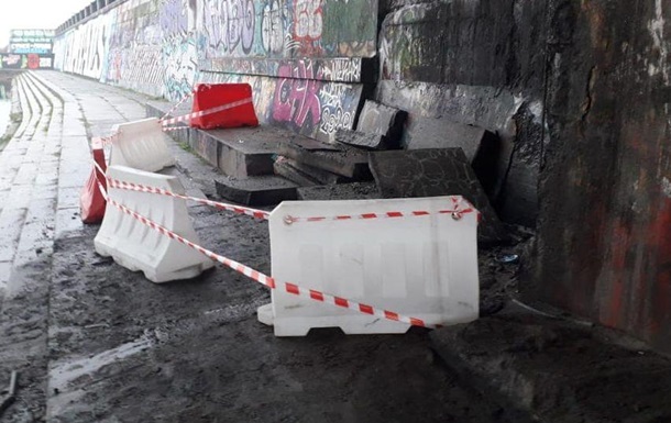 В Киеве произошло обрушение на набережной
