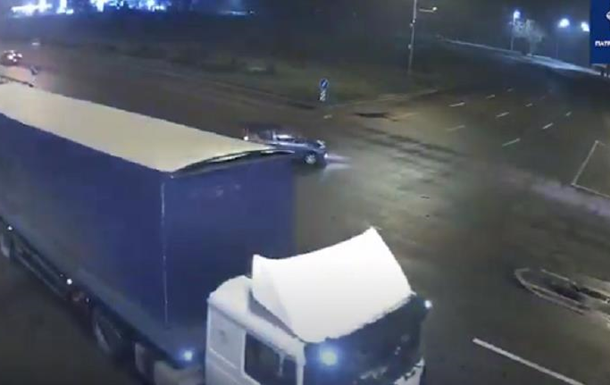 У Києві п яний водій влетів у вантажівку і намагався втекти з місця ДТП