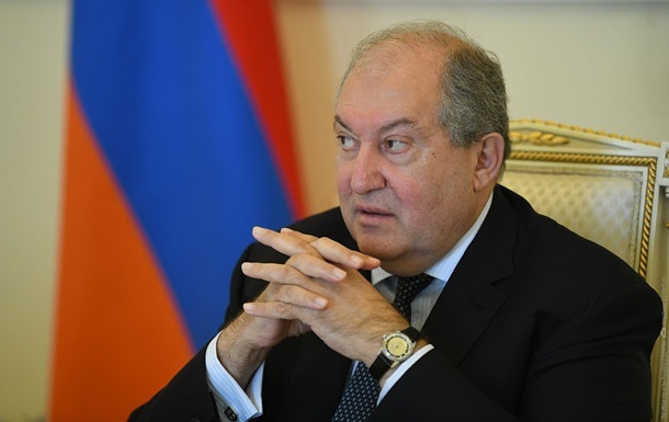 У Вірменії президент вакцинувався від COVID-19