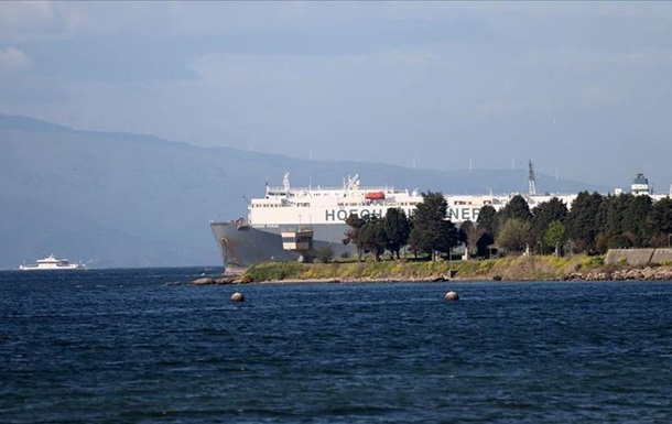 У Стамбулі сіло на мілину 180-метрове судно