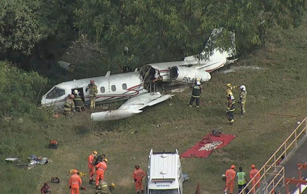 У Бразилії при посадці розбився літак