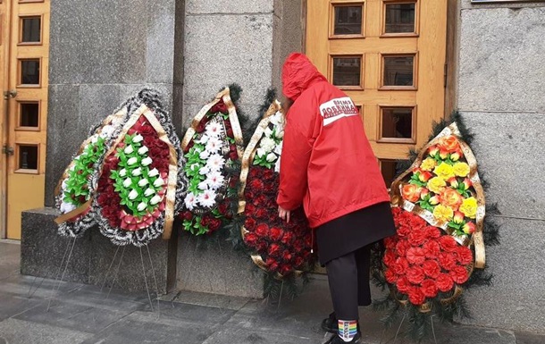 У Харкові з вінками пікетують міськраду