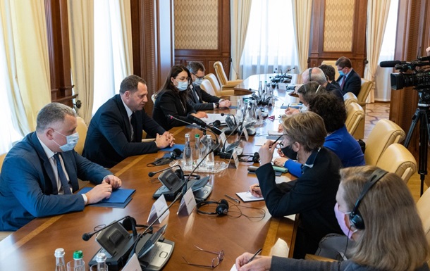 Ермак обсудил с послами G7 урегулирование на Донбассе