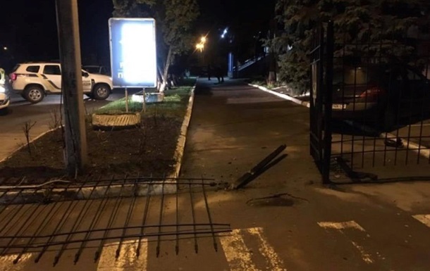 В Сумах пьяный на авто врезался в забор отдела полиции