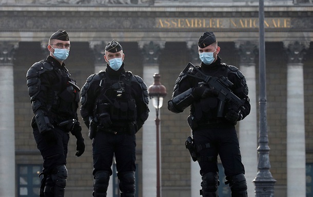 У Франції зарізали працівницю поліції