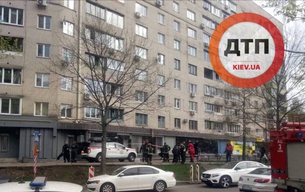 У Києві чоловік стрибнув із 8 поверху і розбився об дах магазину
