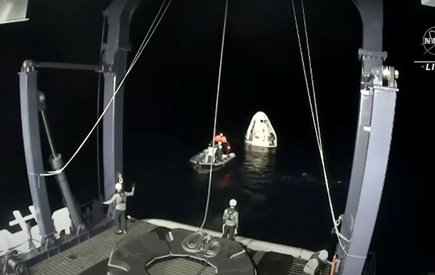 Crew Dragon успішно приводнився в океані