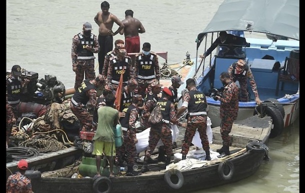 В Бангладеш катер столкнулся с баржей и затонул, есть жертвы