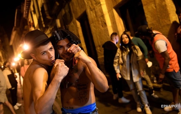 Испанцы отметили снятие COVID-ограничений алкоголем и танцами