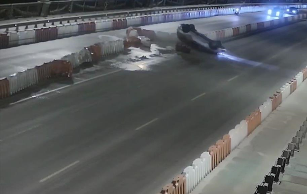 Опубликовано видео ДТП на мосту Патона в Киеве