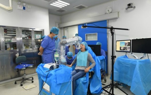 Китайський робот-стоматолог вставляє зуби