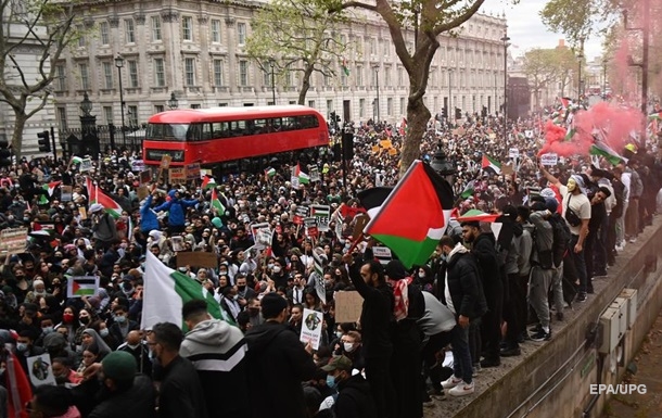 У світі реагують протестами біля посольств Ізраїлю