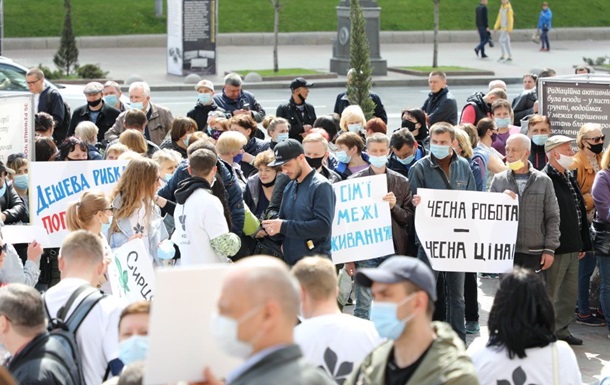 Под Киевсоветом митингуют транспортники: требуют повысить проезд до 25 грн