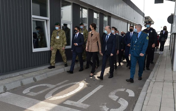 Вертолет с Разумковым совершил аварийную посадку - СМИ