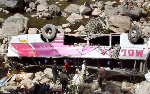 В Пакистане авто на скорости упало в канал: 11 жертв