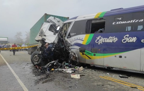 В Еквадорі автобус зіткнувся з вантажівкою, дев ять жертв