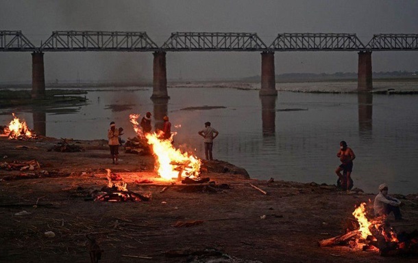 В Индии на берег реки вынесло сотни мертвецов