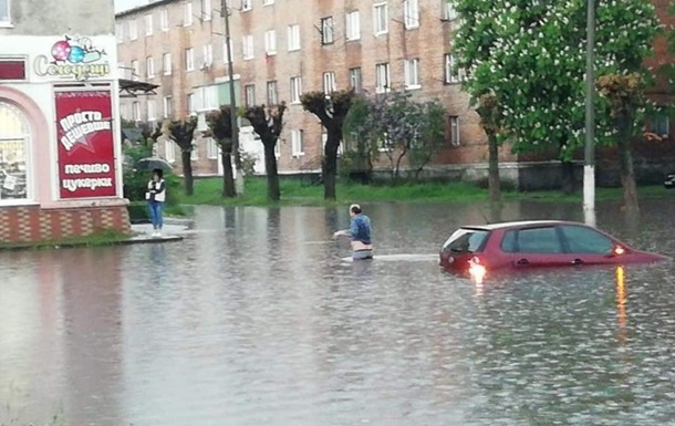 Зливи затопили дороги Червонограда та Ковеля