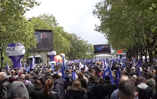 У Парижі тисячі поліцейських вийшли на масову акцію