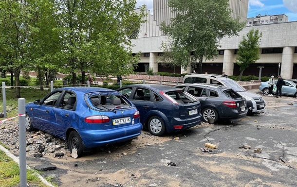 В Киеве гигантский  гейзер  повредил автомобили