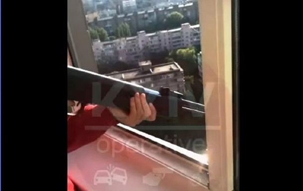 У Києві невідомий стріляв з балкона по військовій частині