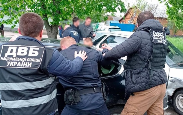 У Чернігівській області двох патрульних затримали на хабарі