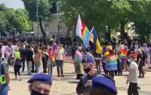 В Киеве проходит акция за права трансгендеров