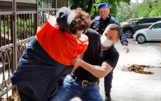 У Києві силовики жорстко затримали білоруського активіста