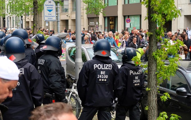 В Берлине на протесте против карантина задержали сотню человек