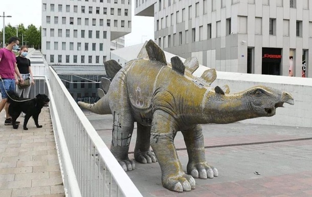 Біля Барселони у скульптурі динозавра знайшли труп чоловіка