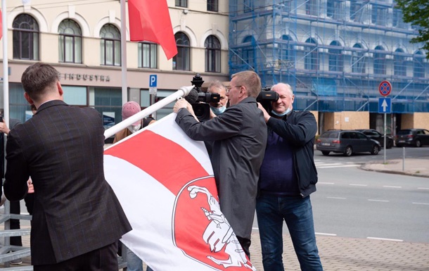 Мер Риги відмовився повернути прапор Білорусі