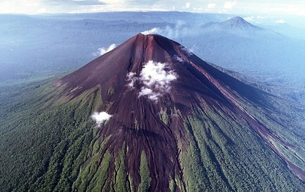 Вчені попередили про потужне виверження найбільшого вулкана на Землі