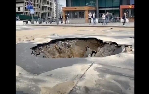 У Києві затопило площу перед великим ТРЦ