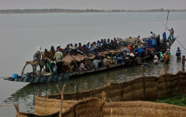 У Нігерії через перекидання човна зникли безвісти 100 людей