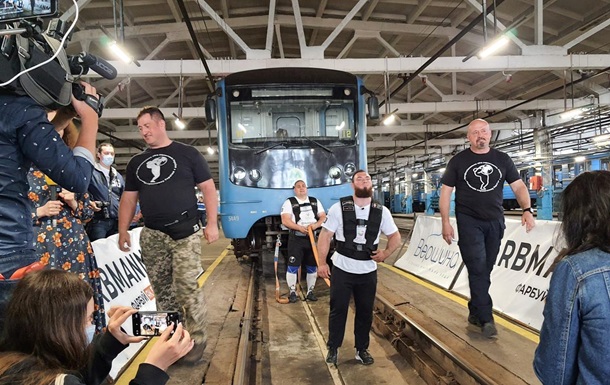 В метро Киева установлен рекорд Украины по перетягиванию поезда