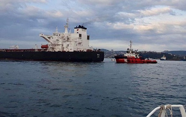 У Босфорі зупинили судна через аварію на танкері