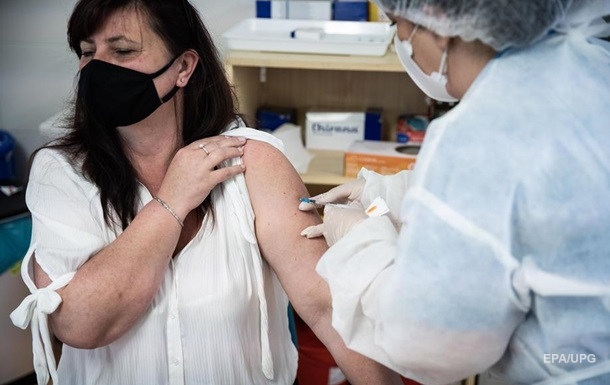 У центрах масової вакцинації за вихідні щепили 15 тисяч українців
