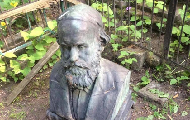 У Києві вандали поглумилися над могилою вченого