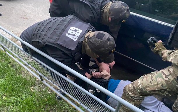 У Києві затримали охоронця ТЦ, який продавав зброю