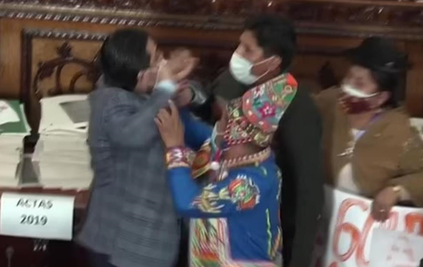 В парламенте Боливии подрались депутаты 